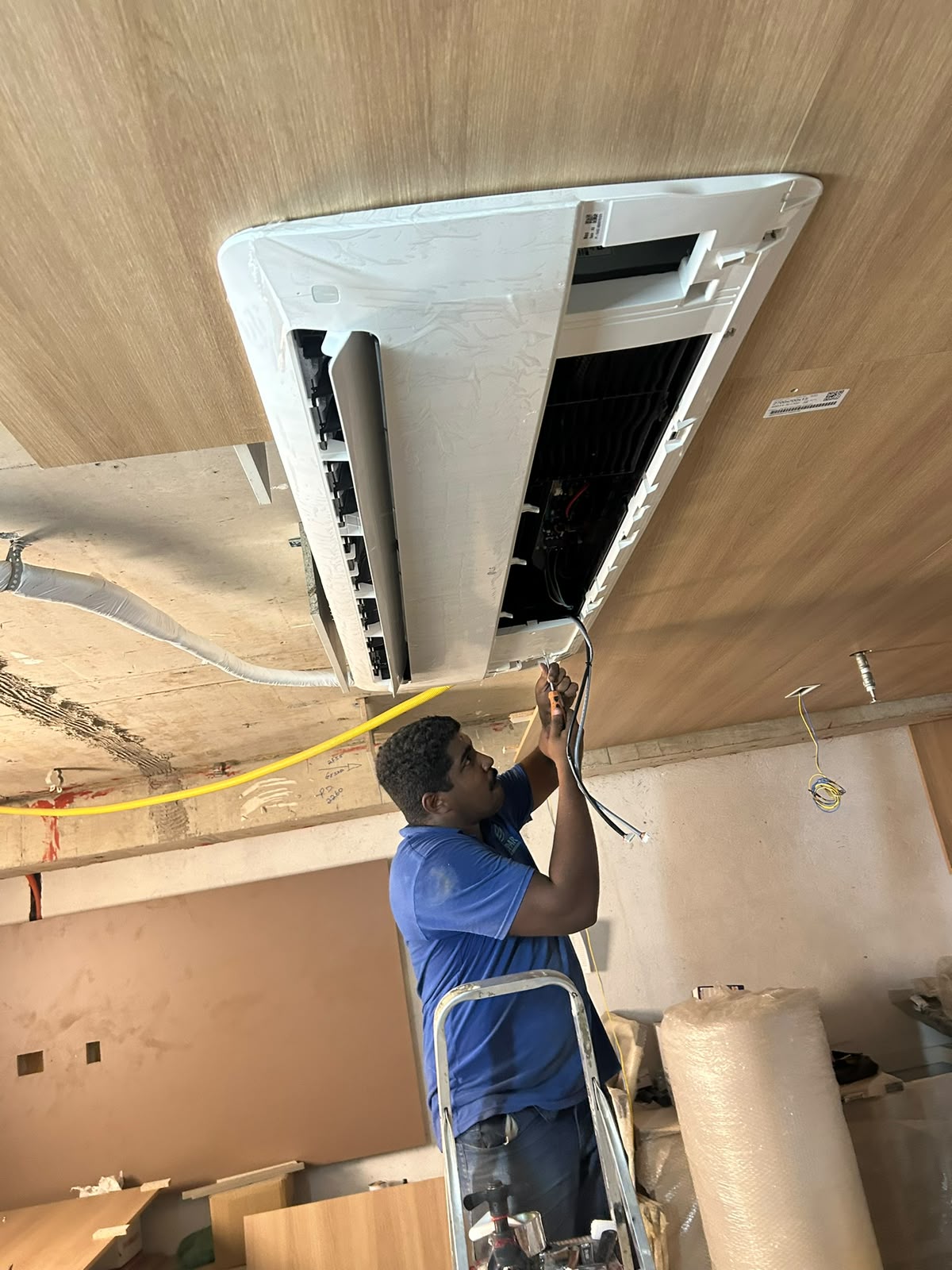 Manutenção elétrica de ar-condicionado split